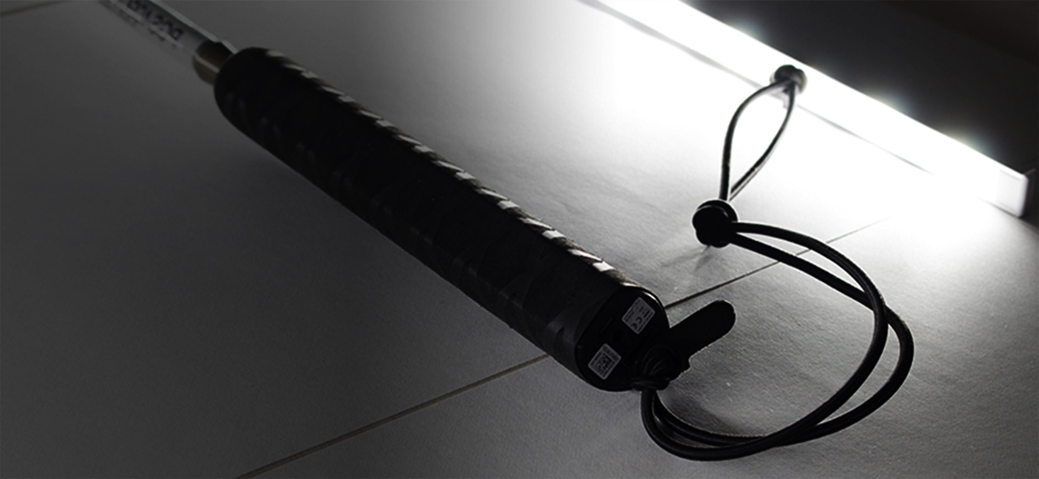 Persona attraversa la strada di notte con bastone bianco luminoso LETIsmart